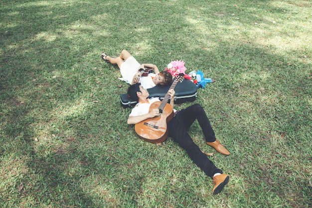 Couple amoureux de jouer de la guitare dans la nature