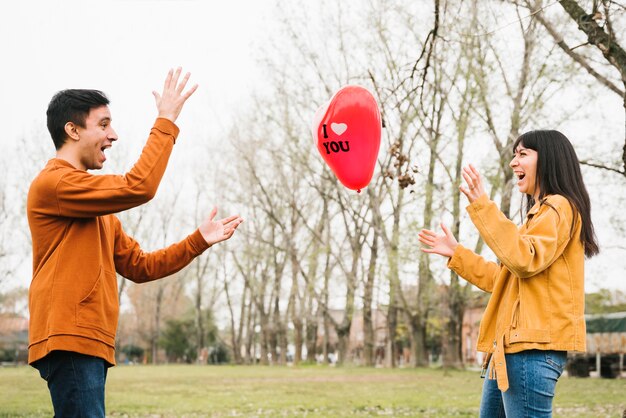 Couple d&#39;amoureux lancer ballon en plein air