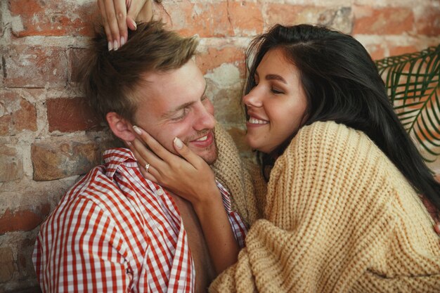 Couple d'amoureux à la maison se détendre ensemble, confortable