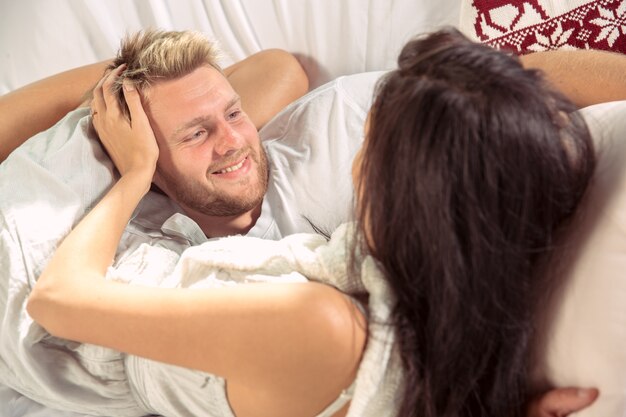 Couple d'amoureux à la maison se détendre ensemble.