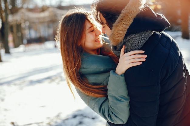 Couple d&#39;amoureux marchant dans un parc d&#39;hiver