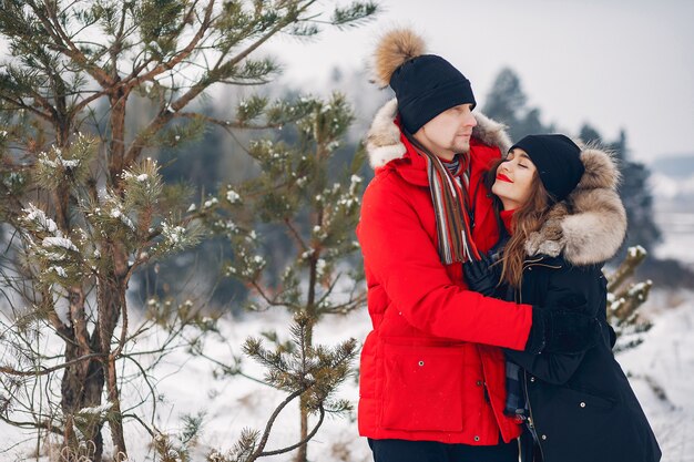 Couple d&#39;amoureux marchant dans un parc d&#39;hiver