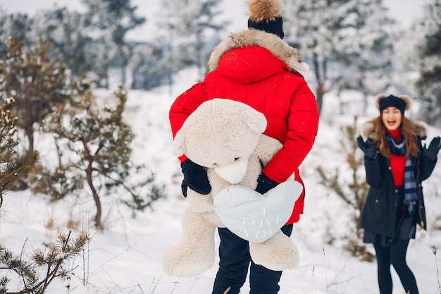 Couple d&#39;amoureux marchant dans un parc d&#39;hiver