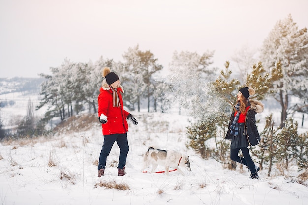 Couple d&#39;amoureux marchant dans un parc d&#39;hiver