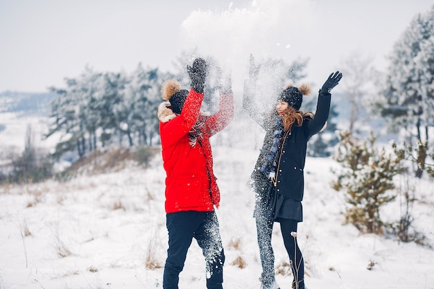 Couple d&#39;amoureux marchant dans un parc d&#39;hiver