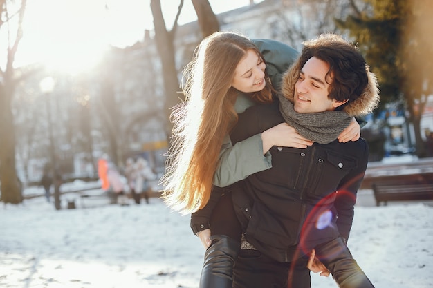 Couple d&#39;amoureux marchant dans un parc d&#39;hiver