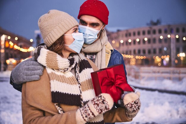 Couple d'amoureux marchant dehors en hiver pendant la pandémie