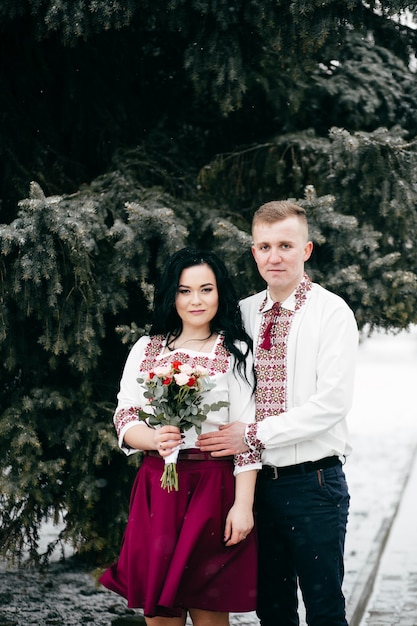 Couple d&#39;amoureux marchent dans le jardin