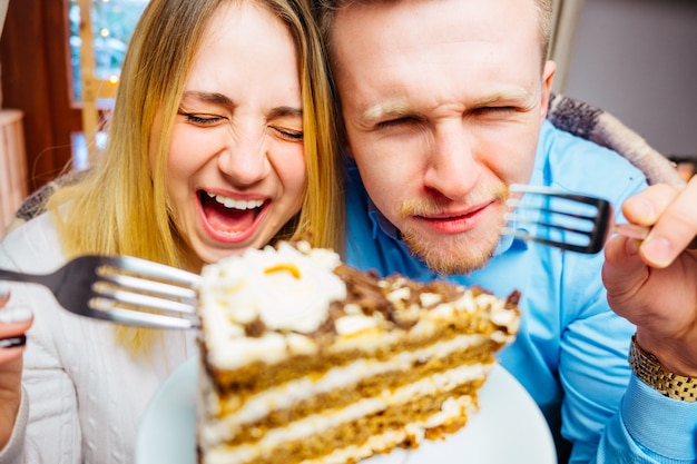 L Heureux Jeune Couple Avec Des Tasses De The Et Des Gateaux Photo Gratuite L Heureux Jeune Couple Avec Des Tasses De The Et Des Gateaux Photo Gratuite