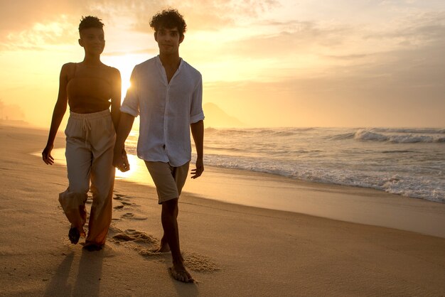 Couple d'amoureux montrant de l'affection sur la plage près de l'océan