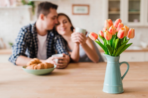 Couple amoureux niché à table et dégustant un thé