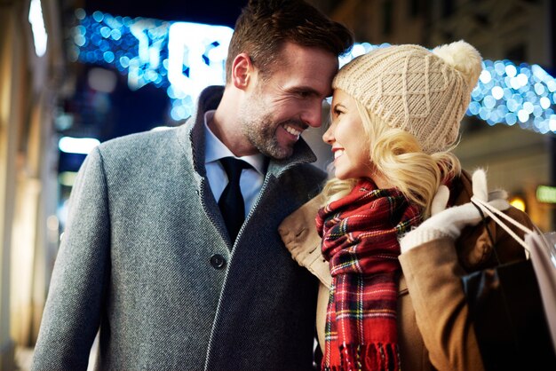 Couple amoureux la nuit dans la ville