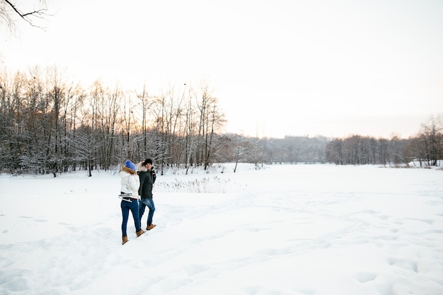 Couple amoureux de patins allant patiner sur une patinoire. Jour d&#39;hiver enneigé.