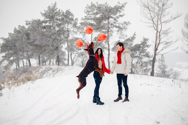 Couple d'amoureux à pied dans un parc d'hiver