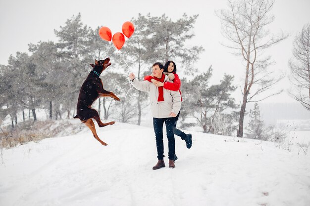 Couple d'amoureux à pied dans un parc d'hiver