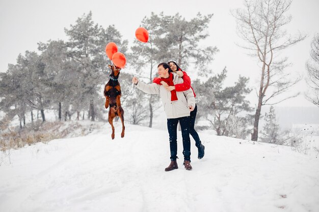 Couple d'amoureux à pied dans un parc d'hiver