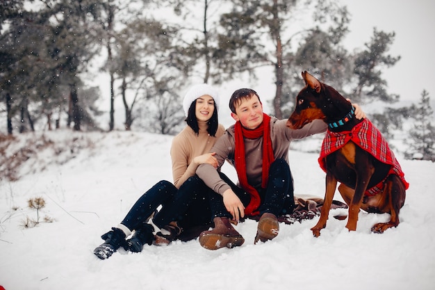 Couple d'amoureux à pied dans un parc d'hiver