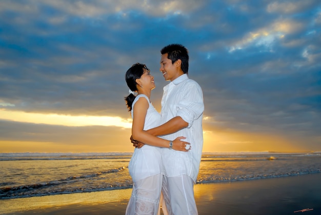 Couple amoureux sur la plage