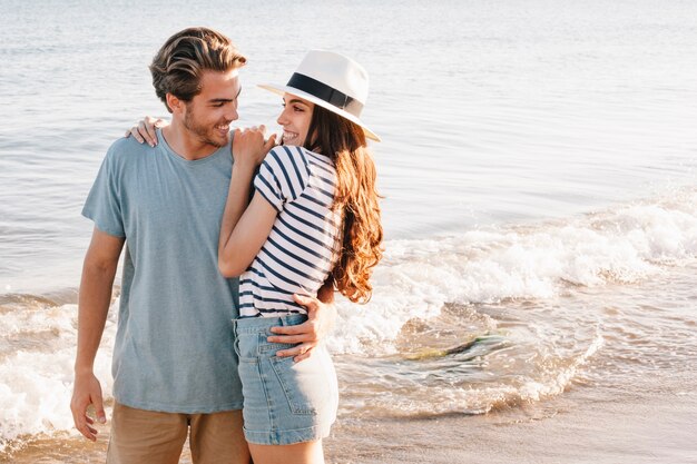 Couple amoureux de la plage