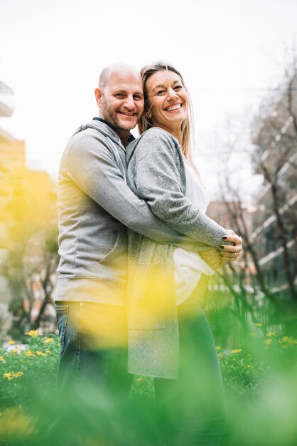 Couple amoureux en plein air