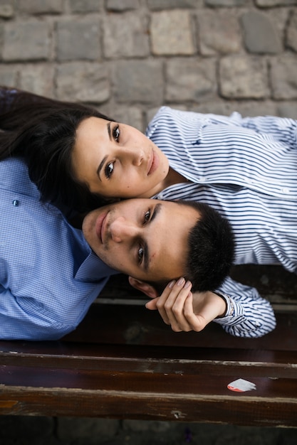 Couple amoureux posant sur le banc