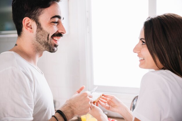 Couple d&#39;amoureux prenant son petit déjeuner ensemble