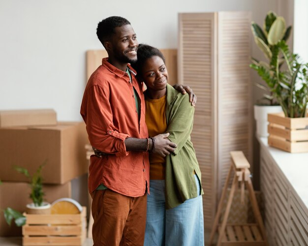 Couple d'amoureux prévoyant de redécorer la maison