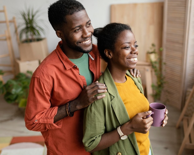 Couple d'amoureux prévoyant de redécorer la maison