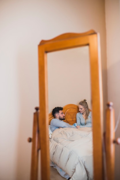 Photo gratuite couple amoureux réfléchissant dans un miroir