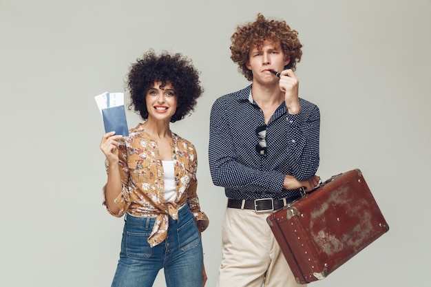 Couple d'amoureux rétro tenant le passeport et les billets de valise.