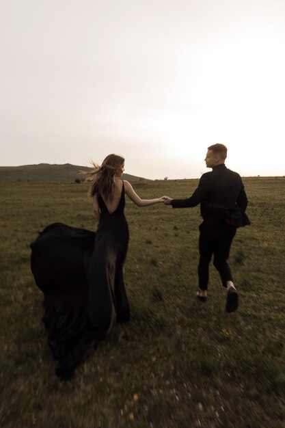 couple amoureux en robe noire et costume