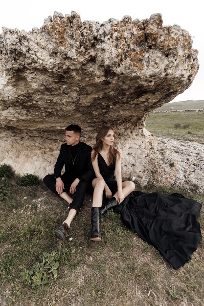 couple amoureux en robe noire et costume