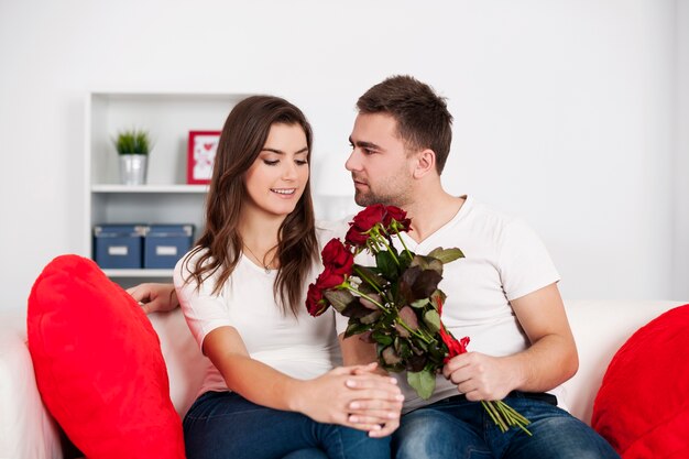 Couple d'amoureux avec des roses rouges