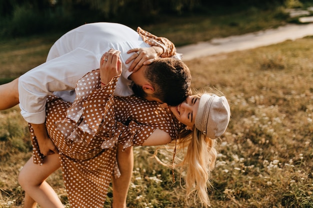 Couple d'amoureux s'amuser dans le parc. Mari et femme s'embrassant, s'embrassant et s'amusant.