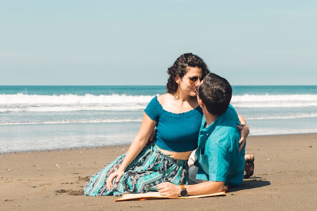 Photo gratuite couple d'amoureux s'embrassant au bord de la mer