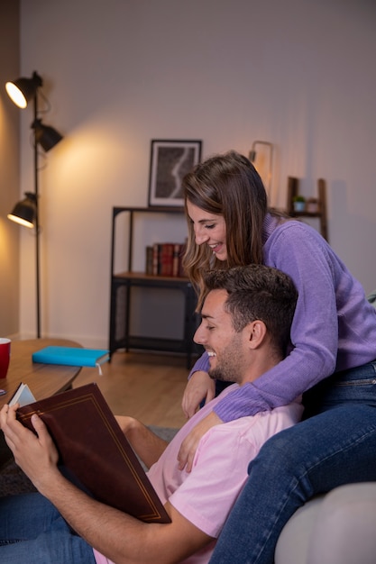 Photo gratuite couple amoureux se détendre à la maison