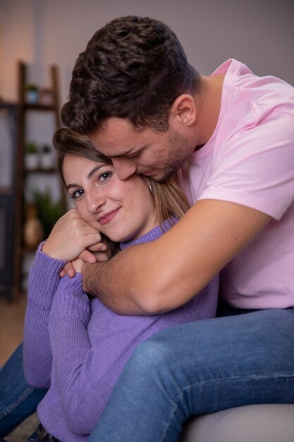 Couple amoureux se détendre à la maison