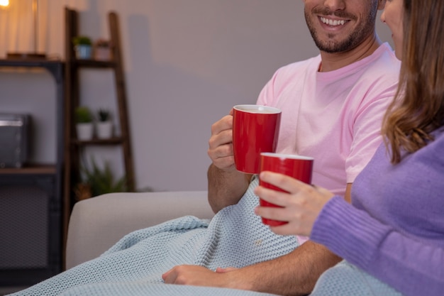 Couple amoureux se détendre à la maison