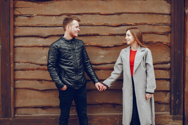 Couple d&#39;amoureux se promener dans le parc.