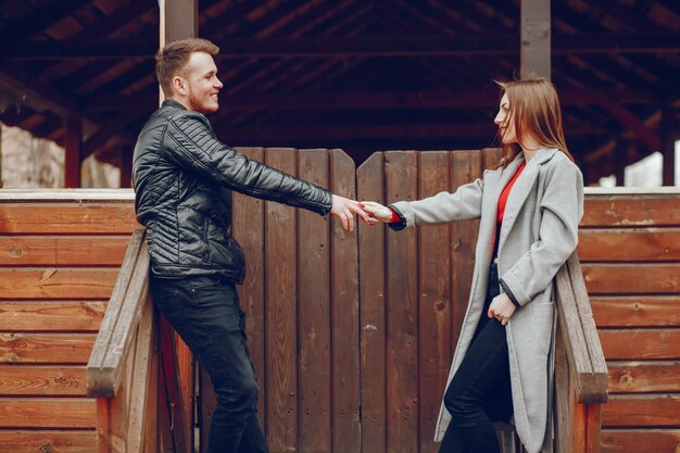 Couple d&#39;amoureux se promener dans le parc.