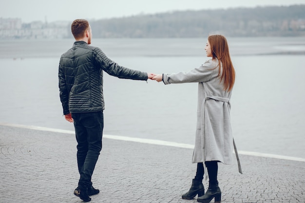 Couple d&#39;amoureux se promener dans la rivière.