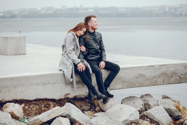 Couple d&#39;amoureux se promener dans la rivière.