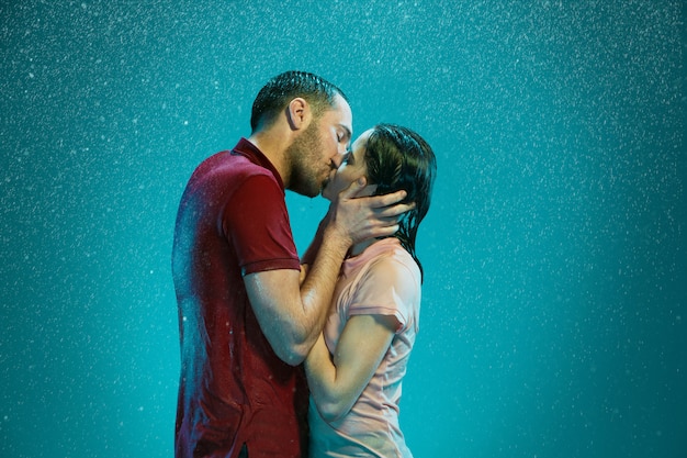 couple amoureux sous la pluie