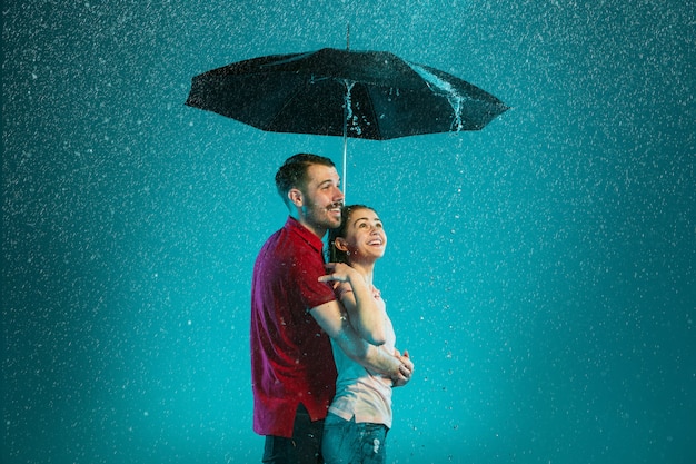 Le couple amoureux sous la pluie