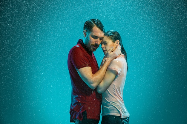 Le couple amoureux sous la pluie