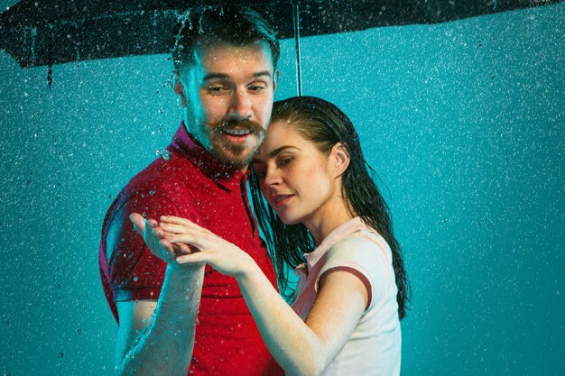 Le couple amoureux sous la pluie