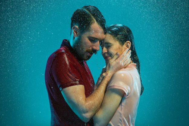 Le couple amoureux sous la pluie