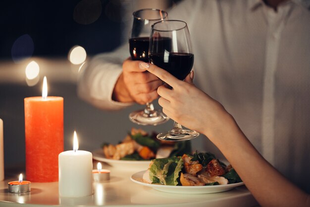 couple d'amoureux en train de dîner romantique à la maison