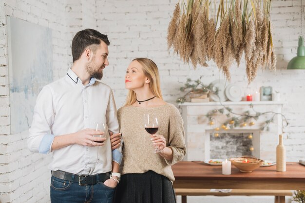 Couple d&#39;amoureux avec verres à vin à l&#39;intérieur