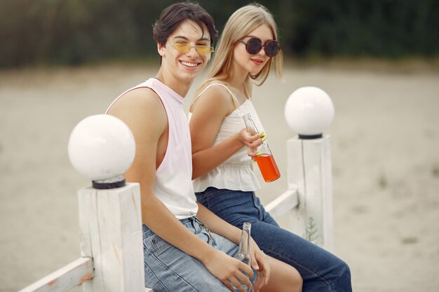 Couple, amusant, plage, boissons